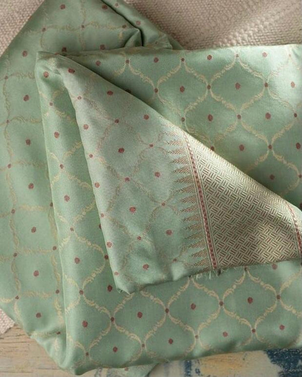 Ladaki Present Beautiful Sodt And Silky Litchi Silk Saree With Contrast Thread Veaving Butta On Saree